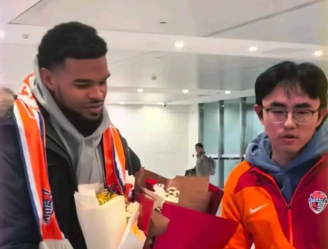 星空娱乐APP-海牛新外援抵达，1.91米B2B中场，津门虎升级防线，挖宝西乙队长